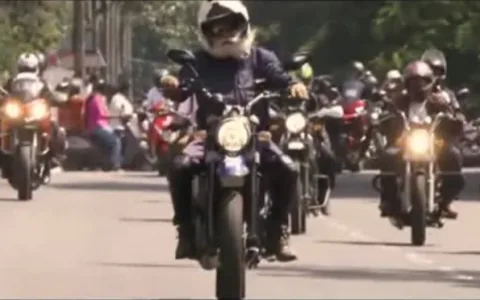 青年与真理丨萨古鲁在家乡迈索尔与年轻人一同骑行